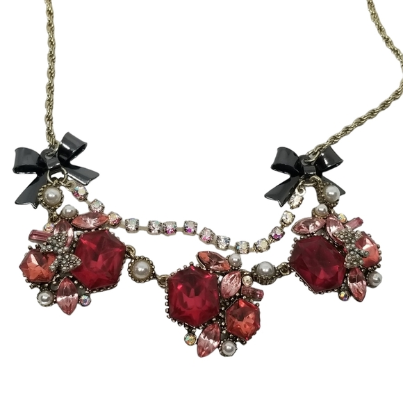 BETSEY JOHNSON RETIRED FAUX RUBY JEWEL, PEARL & CRYSTAL GOLDTONE CHAIN NECKLACE - Picture 4 of 8